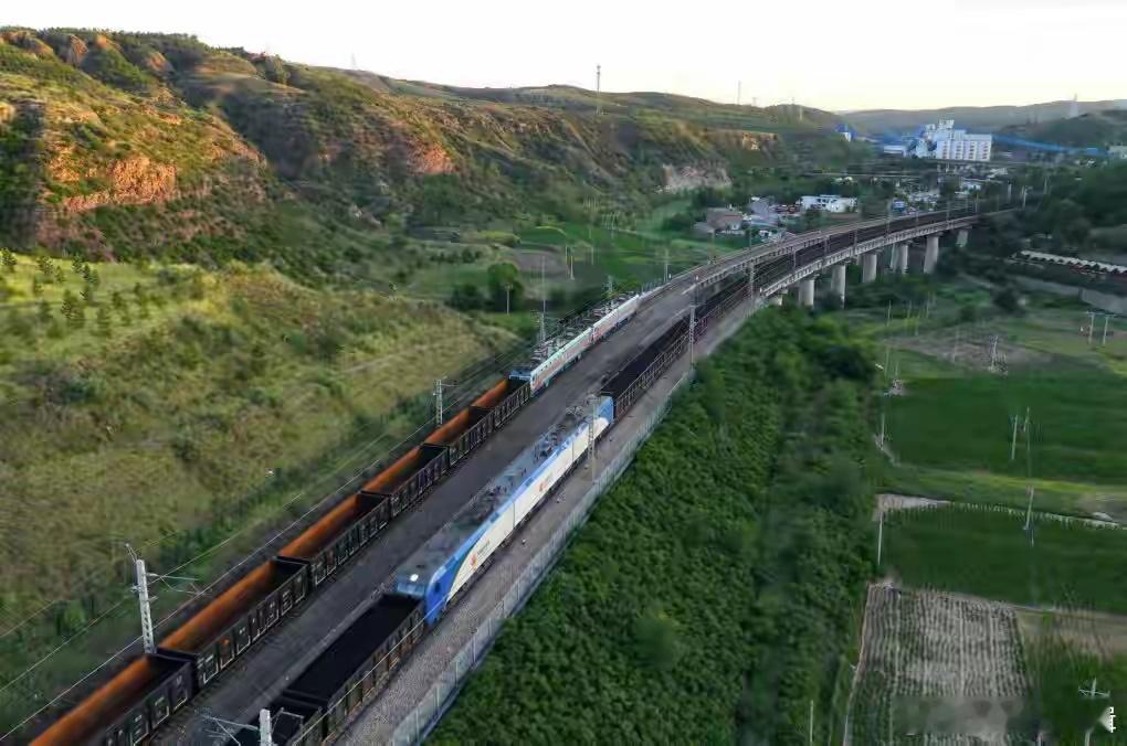 中国：硬是把耗能的重载火车，逼成了倒贴电网的移动发电厂！如果你站在内蒙古鄂尔多斯