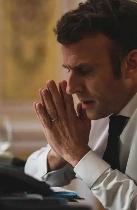 48岁马克龙官宣隐退！十年任期一满，就要退休，再不碰政治。
 
48岁，放在咱们