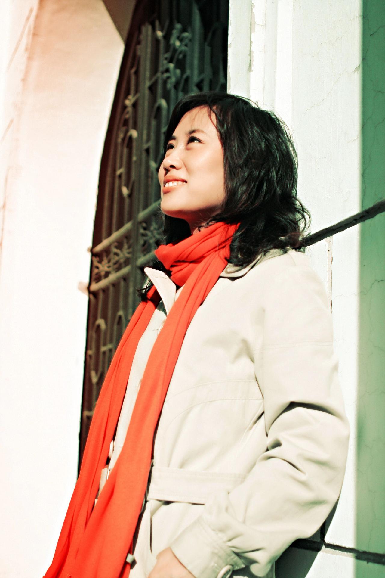 🧣红围巾是冬日的标点符号，阳光给老建筑读诗✨。风在雕花铁门上写狂草，她把心事晒