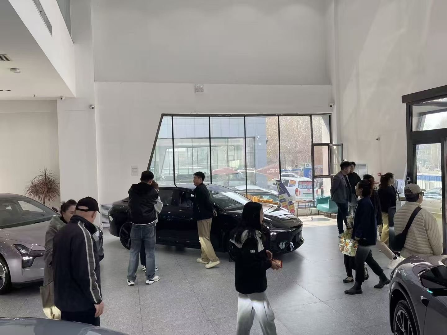 2026款小鹏MONA M03门店试驾的人真多，上周末试驾量创下新高。新车颜值高