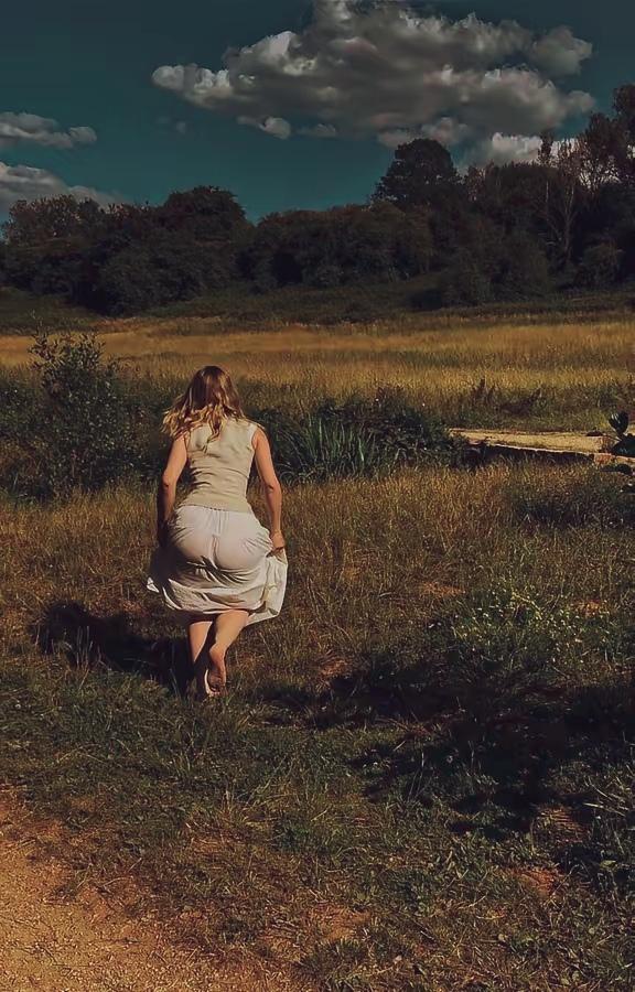 春天
镜头下
风景如画
突然
你提着白裙
闯了进来
咔嚓
成了记录
今天的刹那…