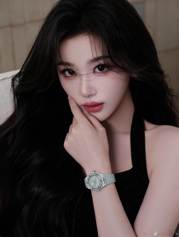 孔雪儿黑色吊带造型杀疯了孔雪儿今天是完美女人啊发自内心认同雪儿这句完美女人，颜值