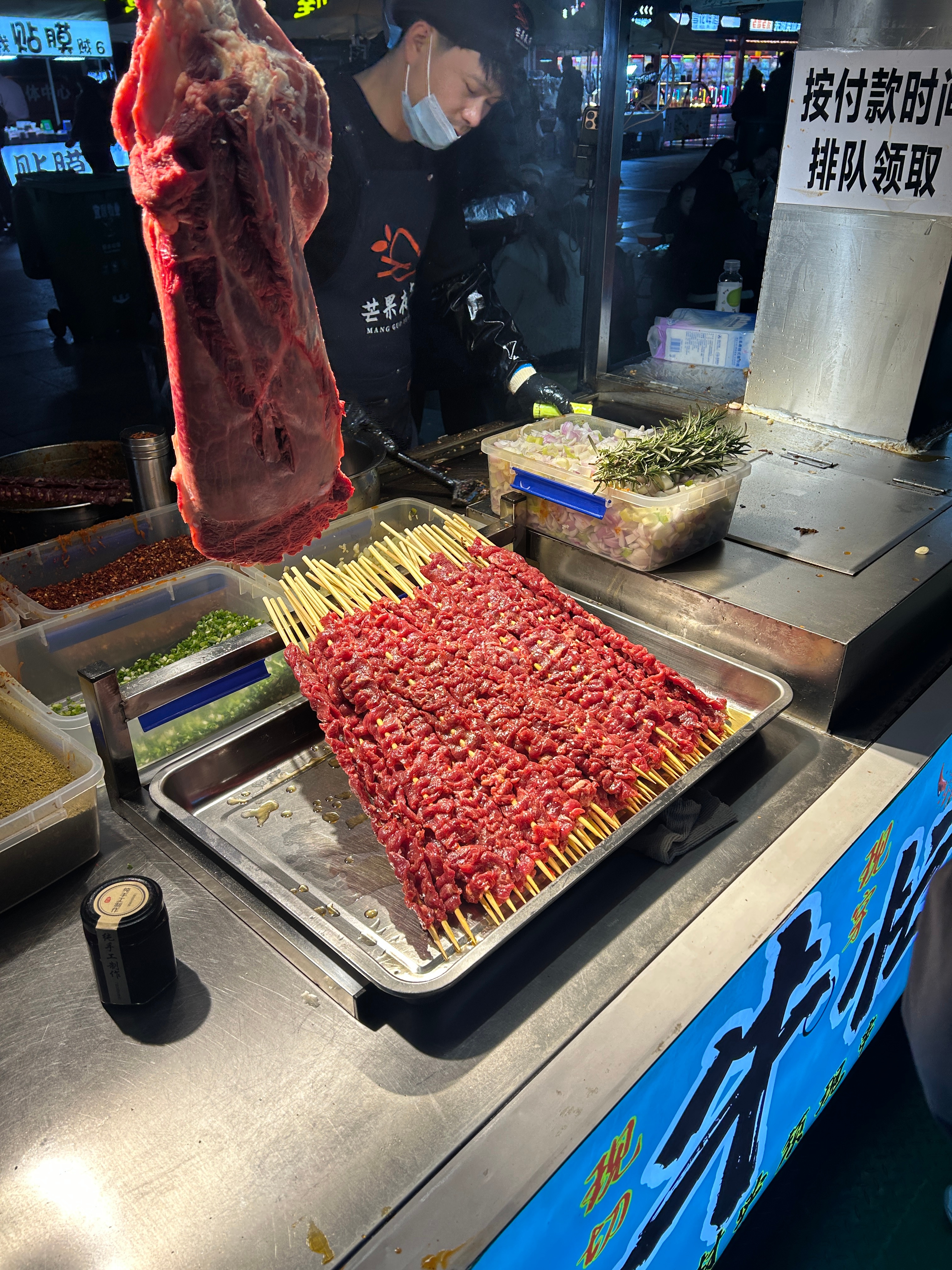 芜湖的这个芒果夜市，应该是芜湖最大的，然后我第一次见一个夜市可以如此有序且如此的