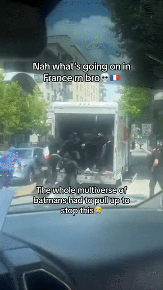 法国巴黎骚乱现场，竟然是大卡车一车一车的往现场运“黑衣人”、“蒙面人”等人员，都