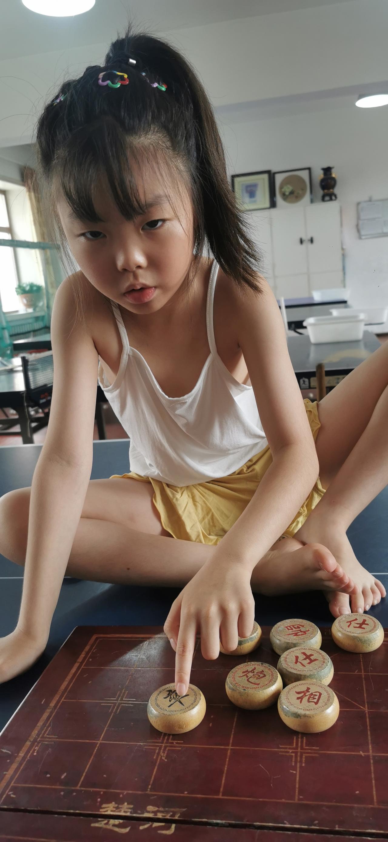 孙女学象棋了，还挺认真
球友拿来一副象棋，孙女二年级了，我想让她学学，首先，摆棋