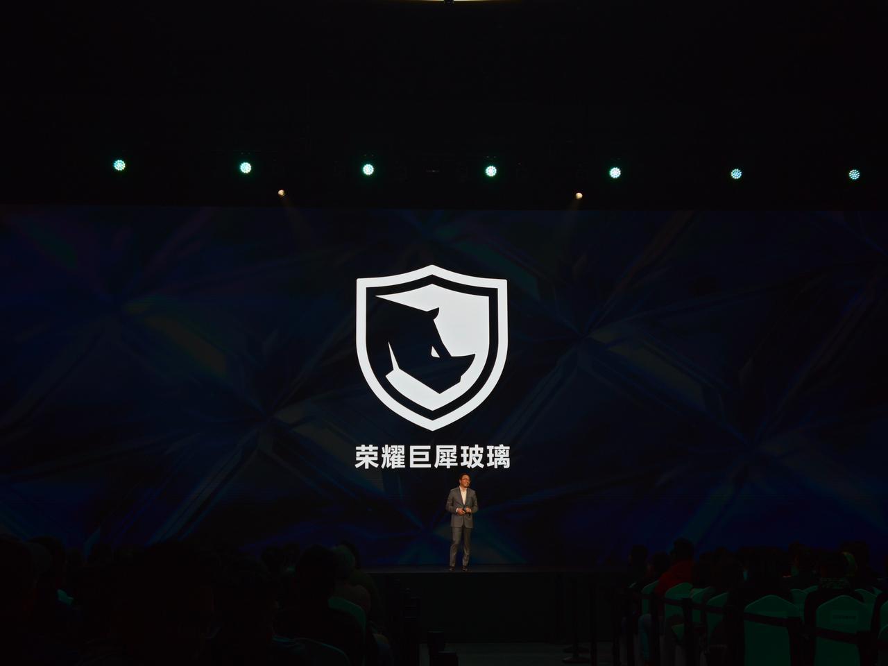 荣耀巨犀玻璃，图3一出，现场掌声雷动。