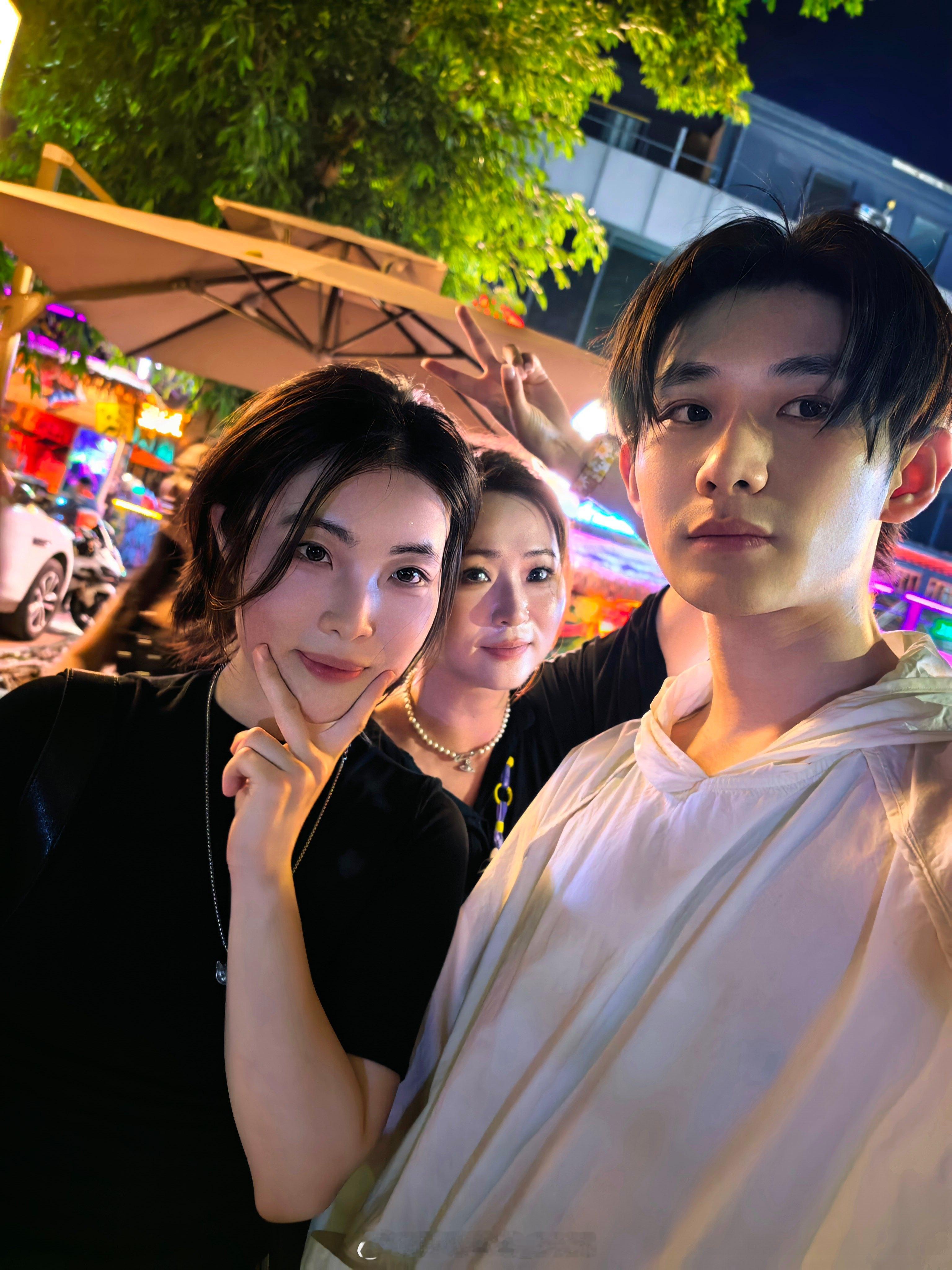 恭喜我们在程女士的带领下，小学阶段正式毕业！景洪·芭芘傣迪ROOM酒吧(世纪金源