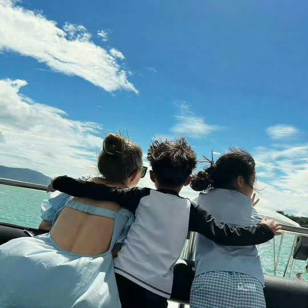 现在是一家五口了呀