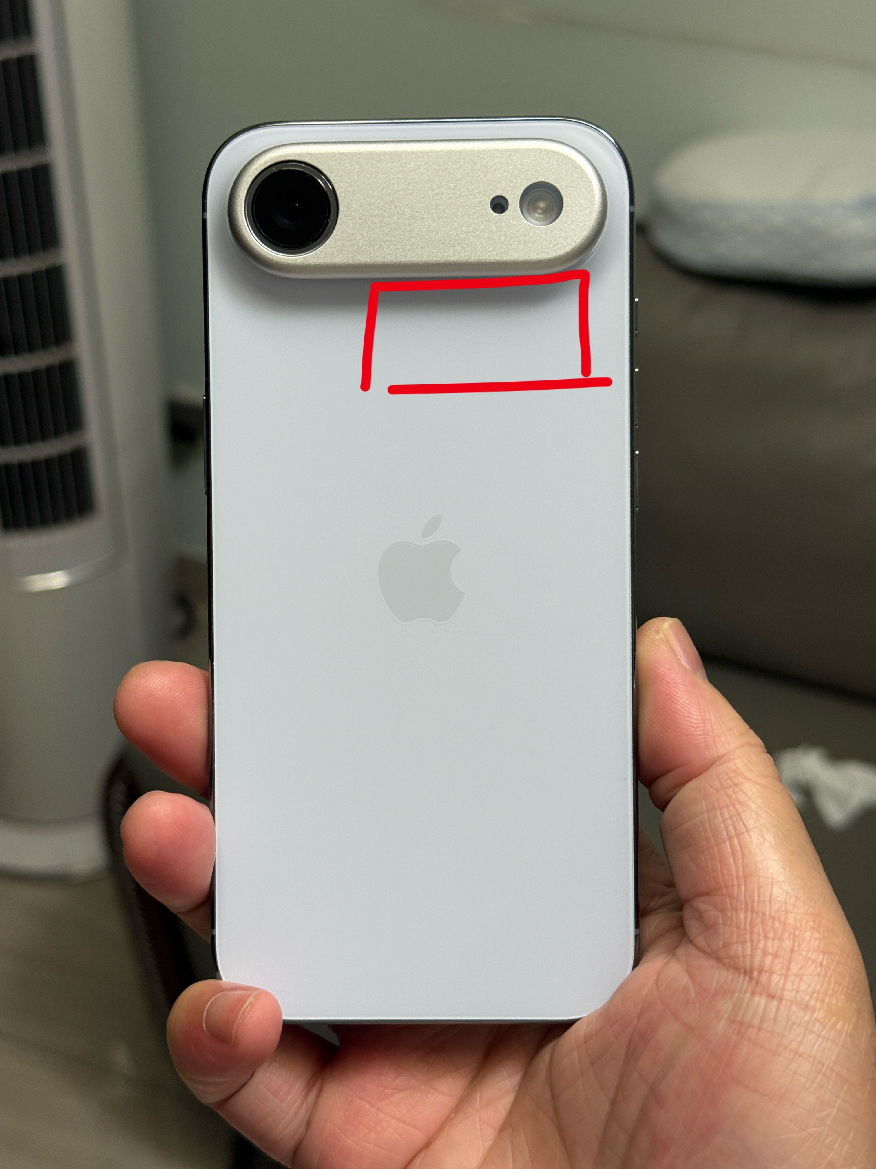 iPhoneAir 最热的区域是红色这一块，并不是摄像头平面，那些说贴个镜盖把手