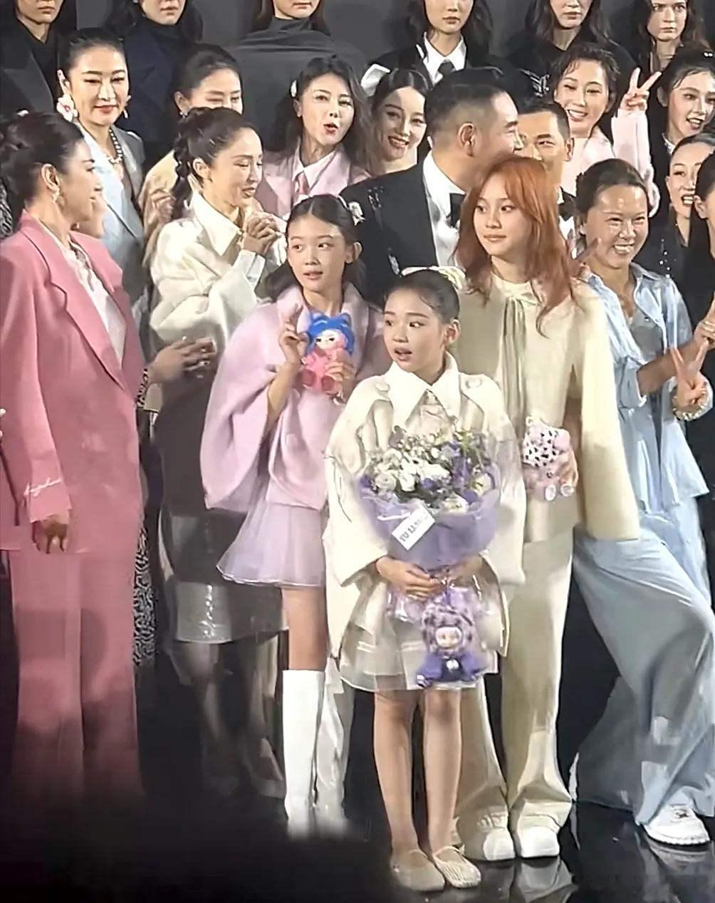没想到，贾跃亭女儿可儿长得比小酒窝好看。之前甘薇很少让孩子出现在大众眼前，没想到