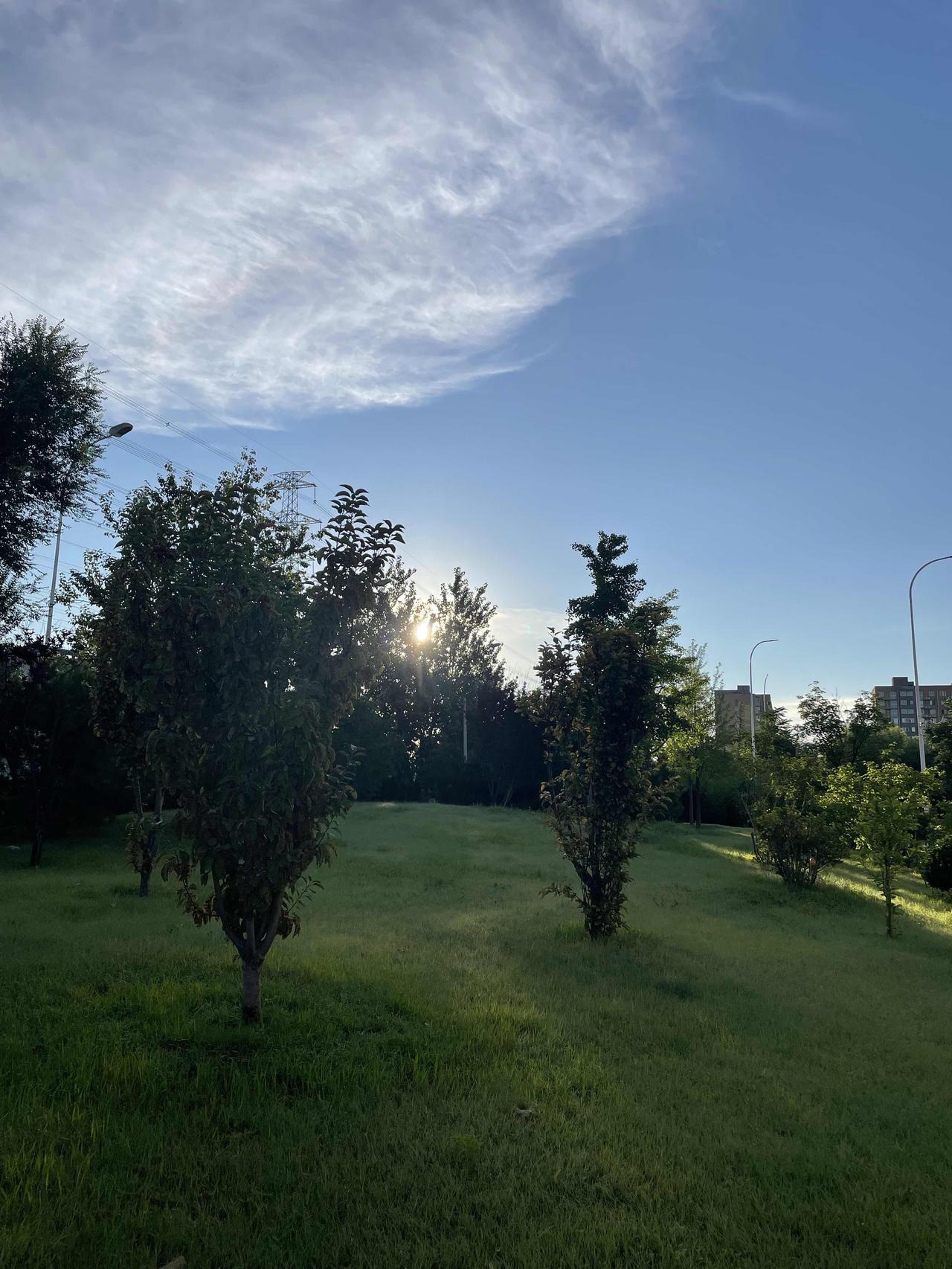 看来要想跑长距离，把握节奏控制速度很重要。今天北京早上温度22度，体感23度，相