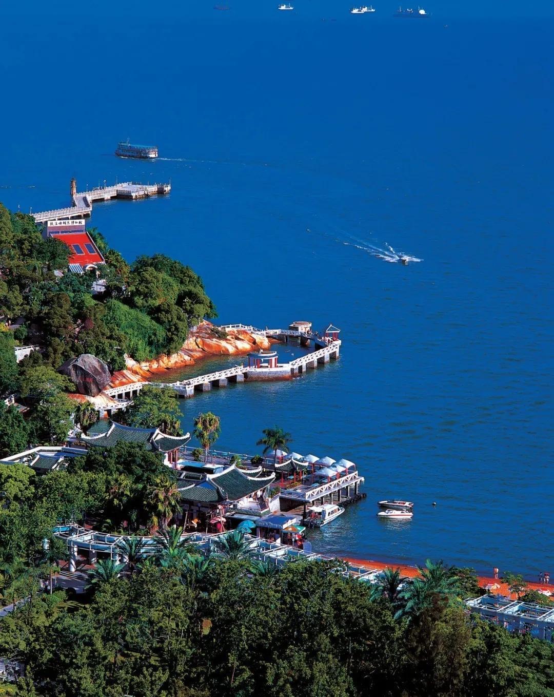 许多人说，身体和灵魂总要有一个在路上。我们走走停停，看过山川湖海，听闻人间风月，