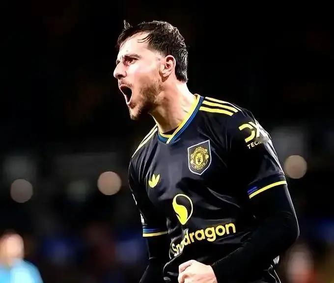 别再吹什么芒特配库尼亚的“双核”美梦了，全是花架子。
 
我看这曼联的风向，是要