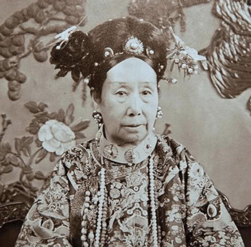 1889年，54岁的慈禧爱上了比她小20岁的侍卫那尔苏，两个人不能够经常见面，心