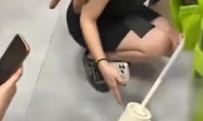 变态！一男子看女子隐私上瘾，没事总想要偷偷看别人隐私，就联合了一女子联合作案，先