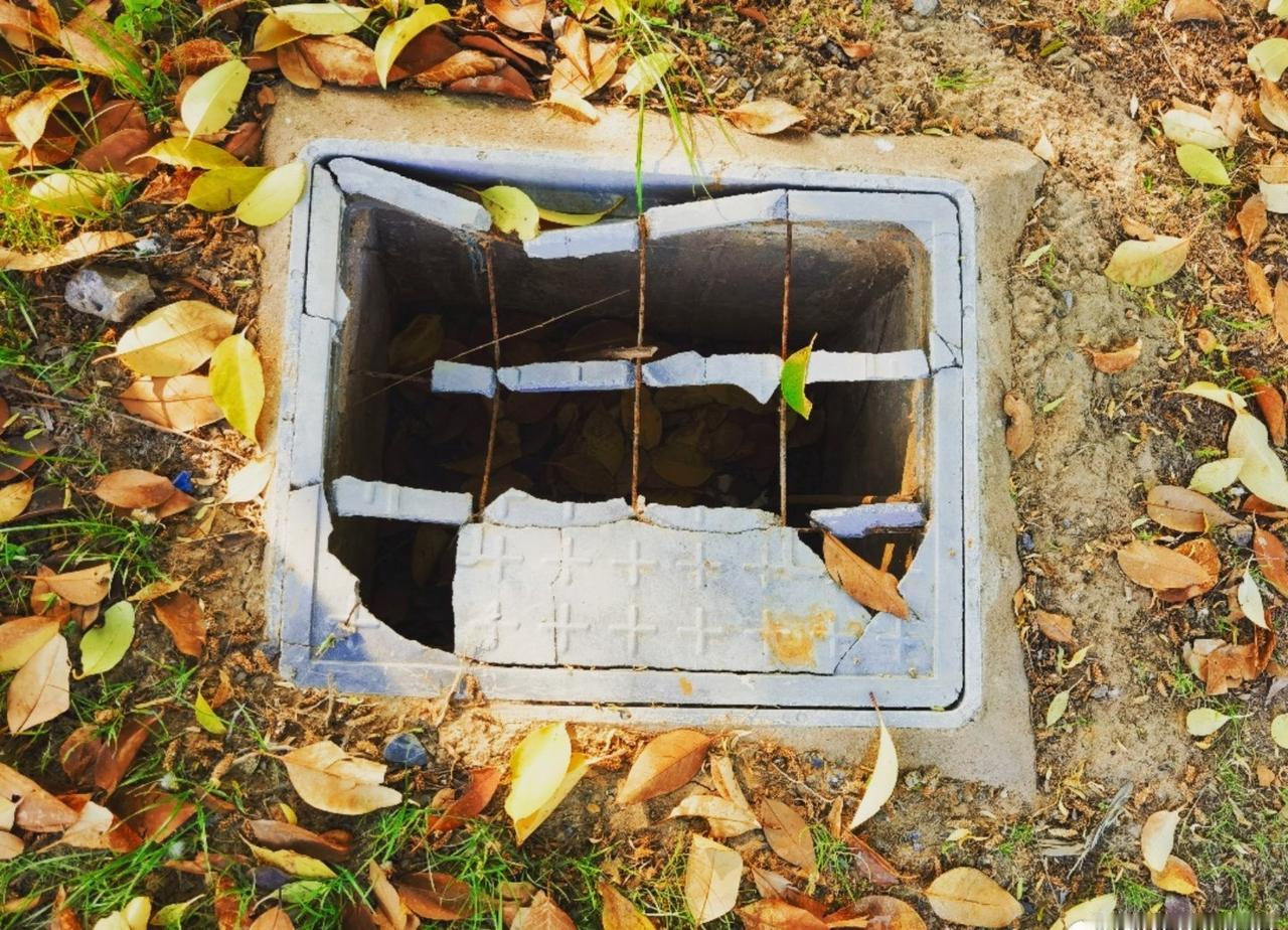 淮安[超话]随手拍  排水口盖子坏了，注意安全，勿踩。美丽淮安是我家让我们一起加