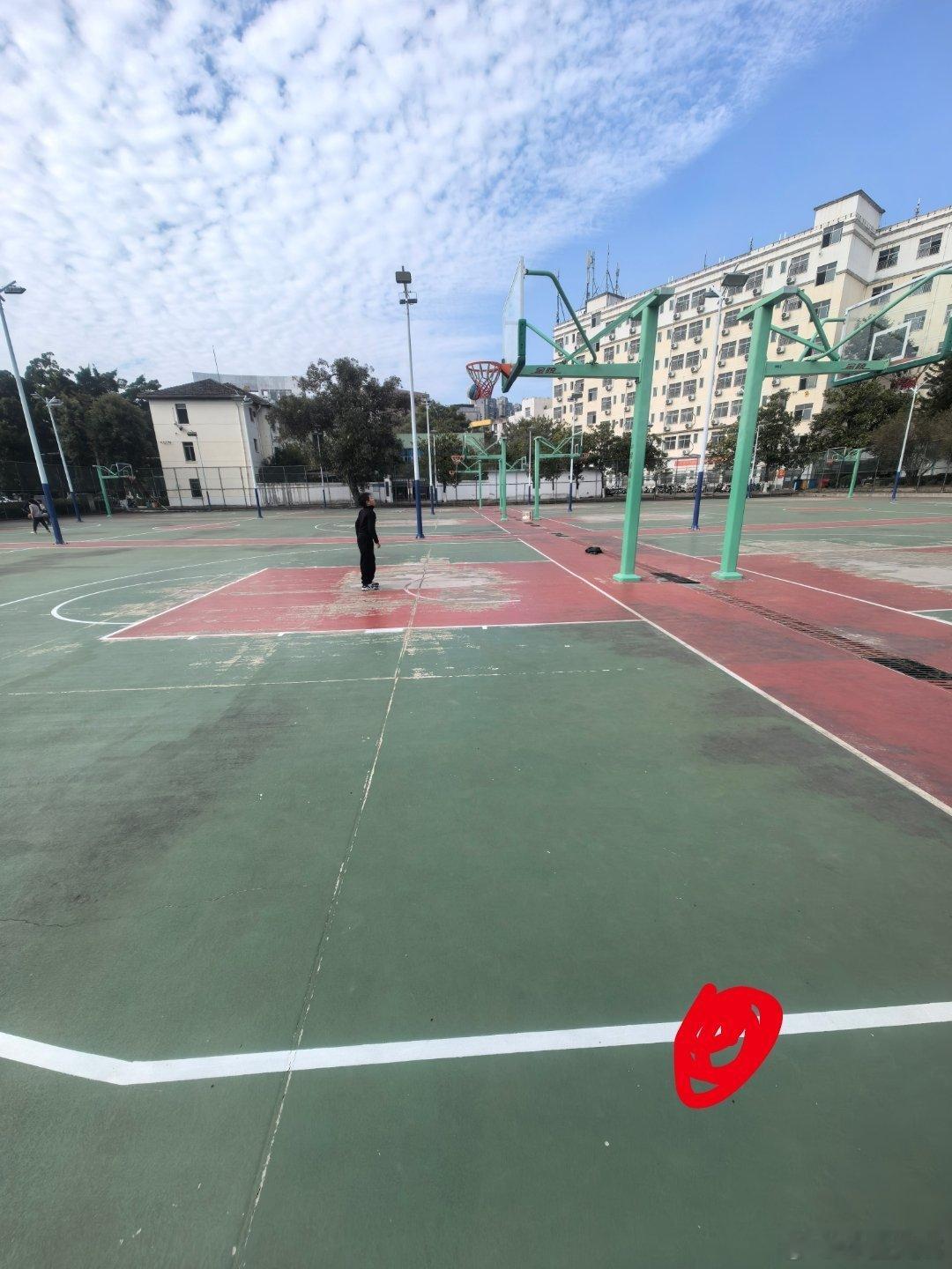 好激动，终于在这投进一个，不然家都回不了了[喵喵] 
