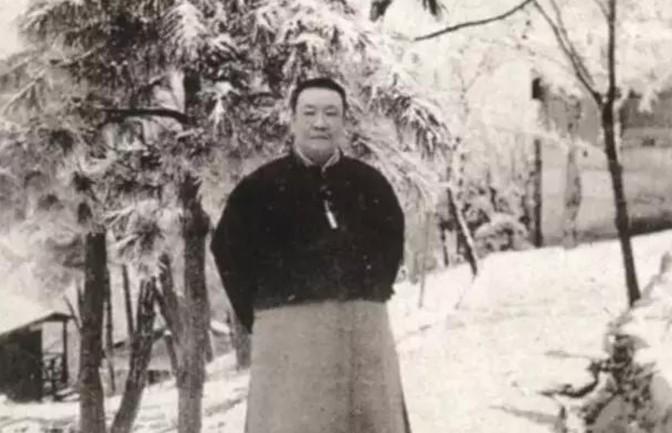 1904年，通房丫鬟李氏，站着侍奉丈夫谭钟麟与正妻长达33年。这日，她正在盛饭。