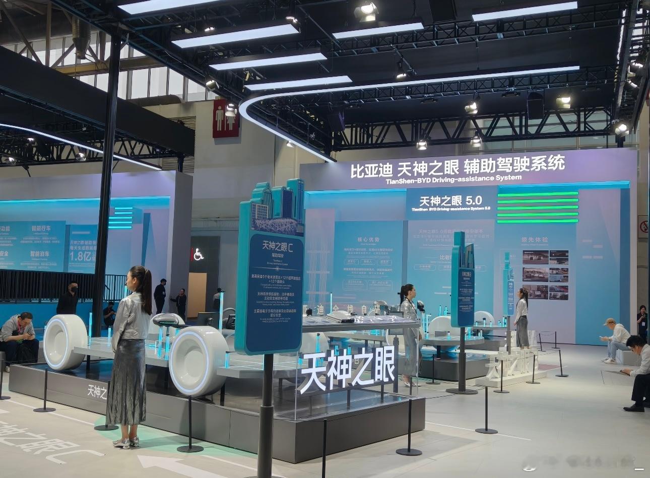 北京车展隐藏玩法汽场全开 最近各大平台都快被北京车展的刷屏了，先说说这次车展有多