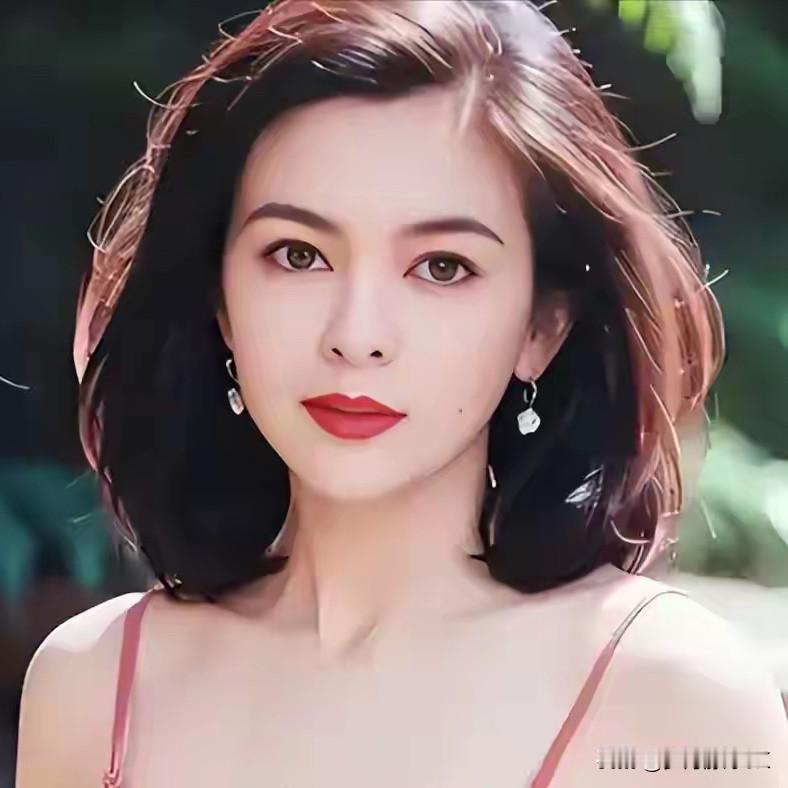 关之琳曾是全港最美女明星，凭《黄飞鸿》十三姨一角圈粉无数。然而，“高尔夫球”谣言