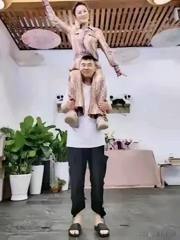 演员里陈建斌最牛，凭借《乔家大院》一夜暴红，因戏生情娶蒋勤勤为妻，如今把妻子捧到