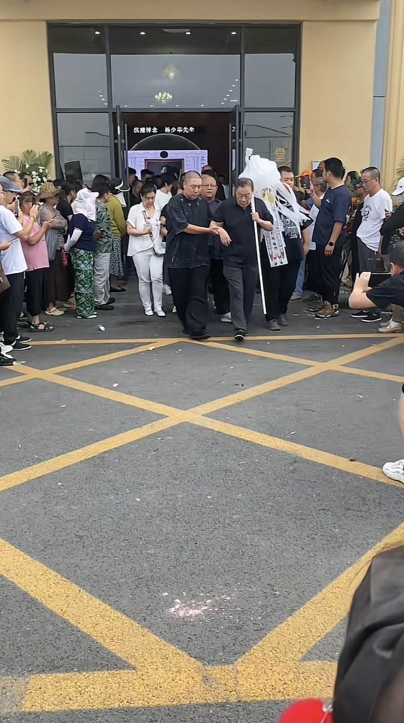 天津丧葬习俗与山西差不多，都是长子扛引魂幡，老爷子大儿子年纪大了，下跪都费劲，还
