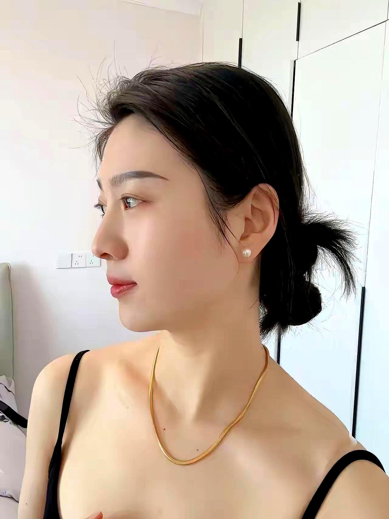 多想听你许诺
给我一场爱的修行
为了你的誓言我会等待一生
听到这几句词，心里总是