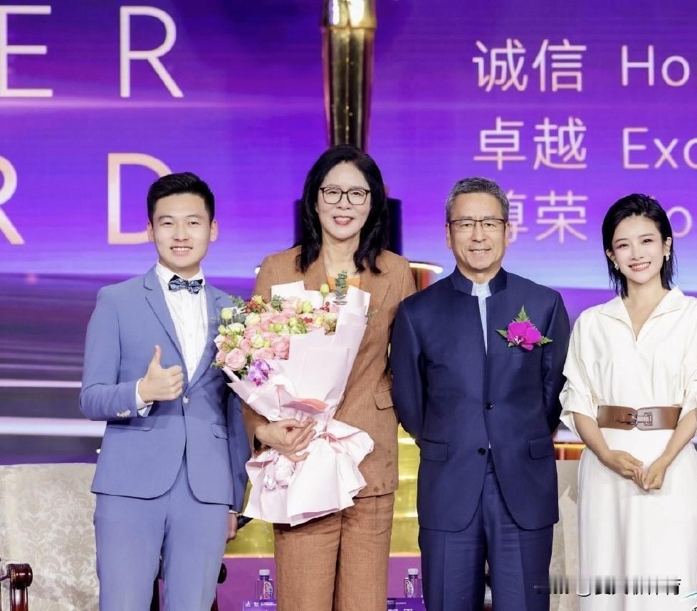 这还是我们的郎平教练吗？真的不敢认了[抠鼻][抠鼻]这从国家队退休后的郎平教练，
