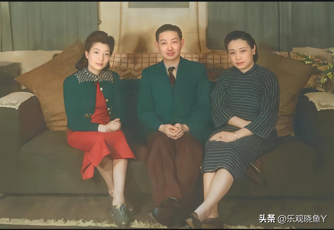 上世纪四十年代，上海，梁小鸾与师父梅兰芳、师母福芝芳的珍贵合影。真是惊艳了时光！