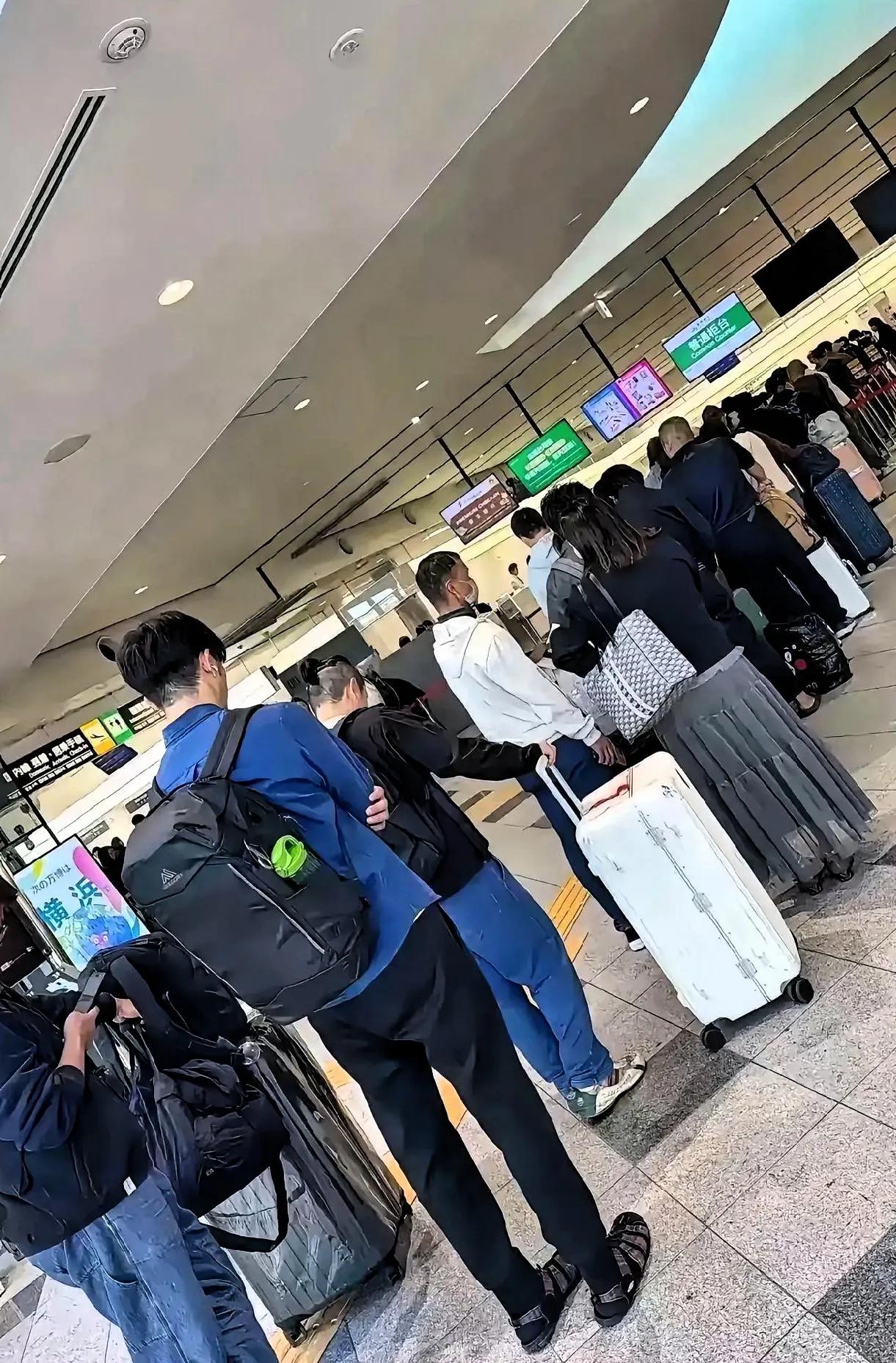 身边很多人都有这种感受：在中国生活的不少日本人，压根没想着回日本，不是走不了，是