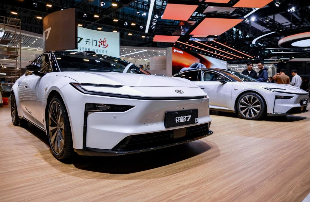 在2025广州车展上广汽丰田铂智7一口气亮出7种单色+4种双拼色，颜色名字都很有