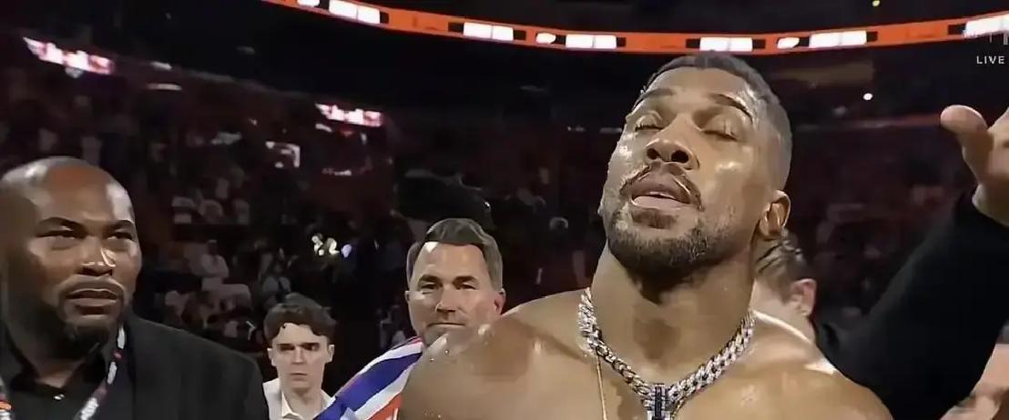 张志磊提着金腰带，却找不到敢接电话的人。
 
WBO命令他明年三月前必须卫冕。你