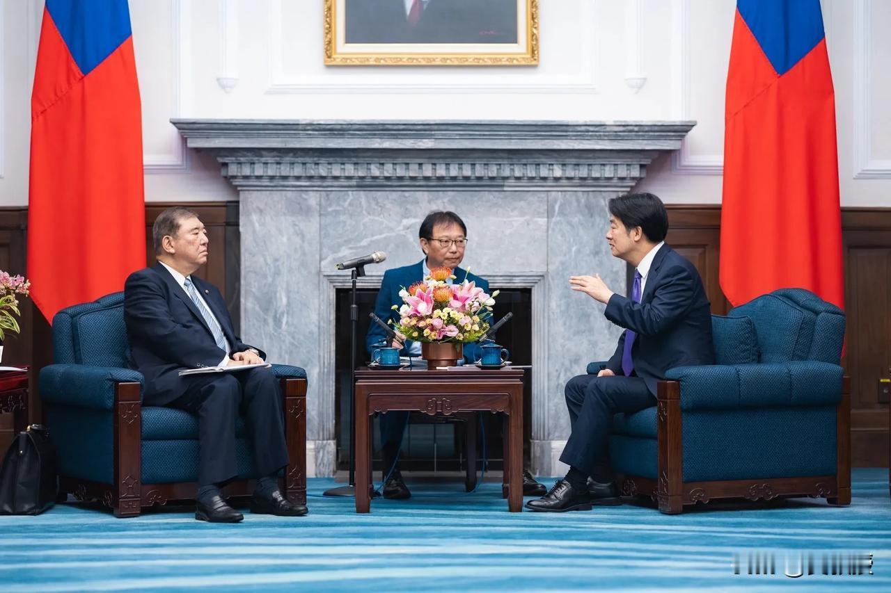 台独分子赖清德
会见窜访的
日本自民党前总干事
石破茂
这两货在聊什么？[发怒]