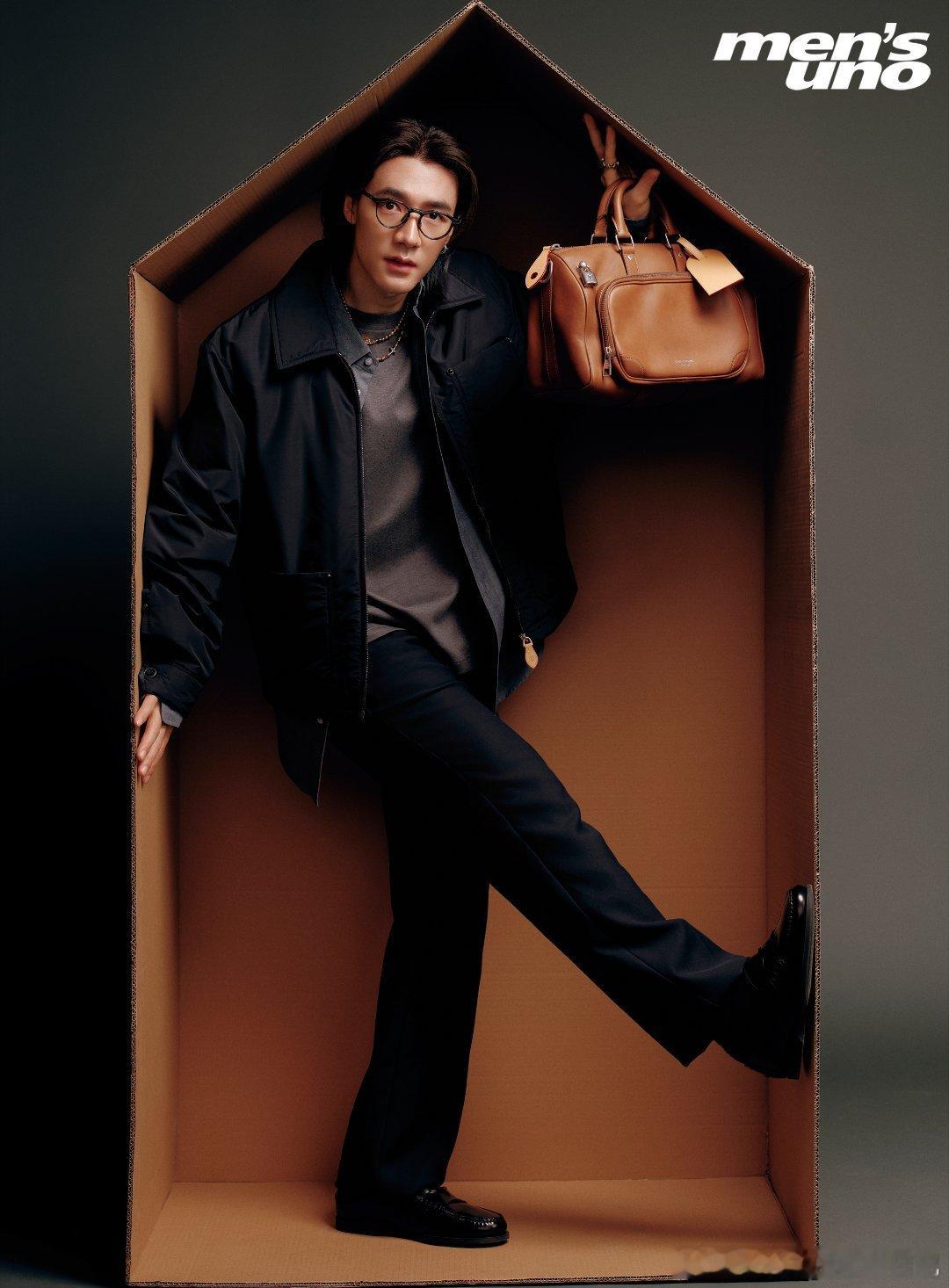 此沙风度封面杀疯了！冬日光影里的氛围感直接焊在脸上，硬朗轮廓配温柔眼神，帅得很有