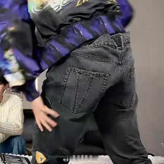 朱志鑫的裤子  替朱志鑫的裤子委屈，它也想好好待在腰上，奈何主人腰太细！ 