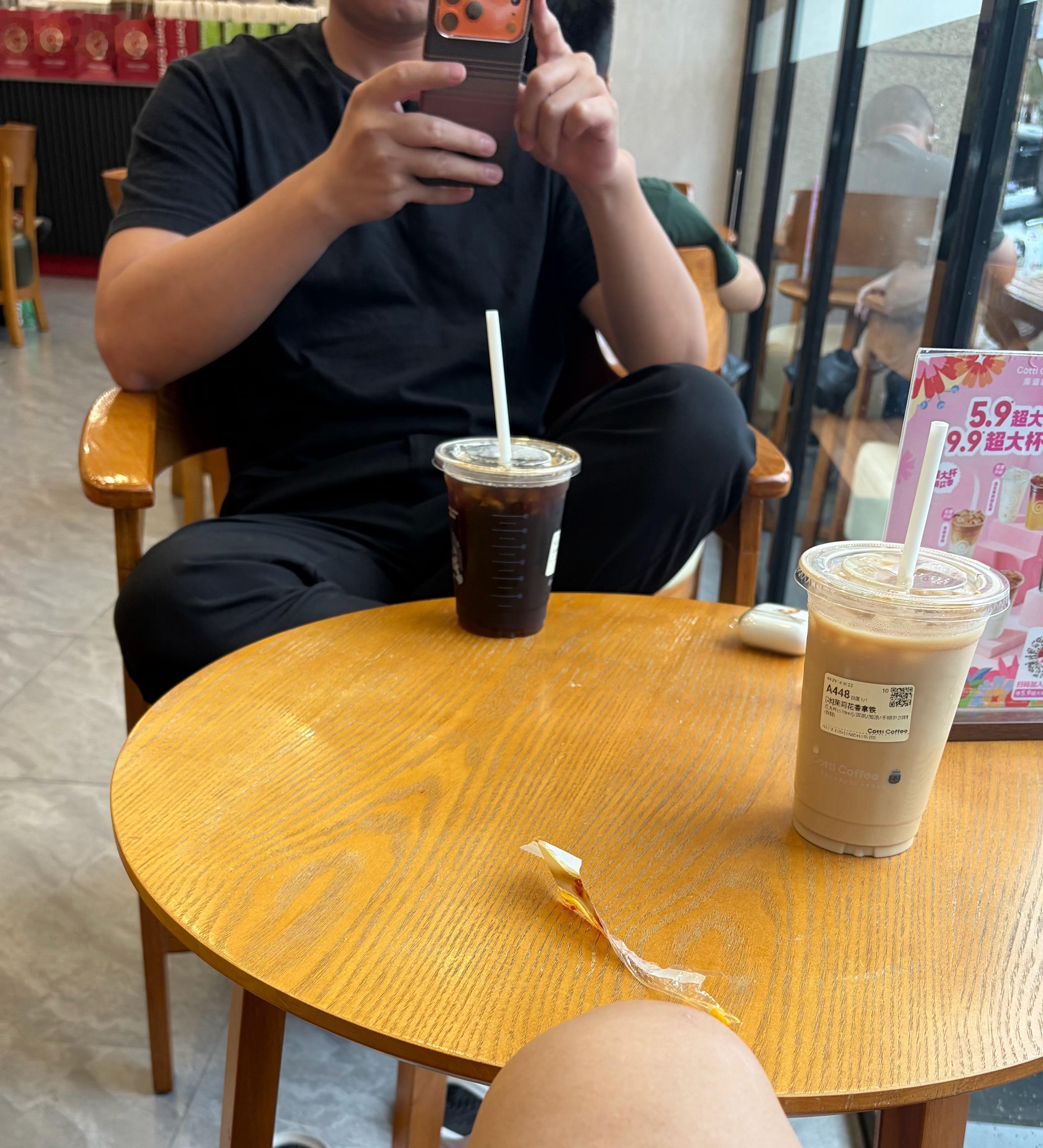 我真服了，我一个人坐着好好的突然一个男的走过来问我对面有没有人坐，我说没有，他就