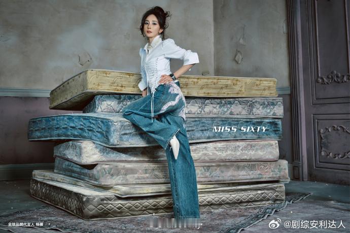 杨幂蓝色小烟熏杨幂牛仔辣妹细腻晕染的蓝色小烟熏，让杨幂眼眸自带光感。牛仔外套搭短