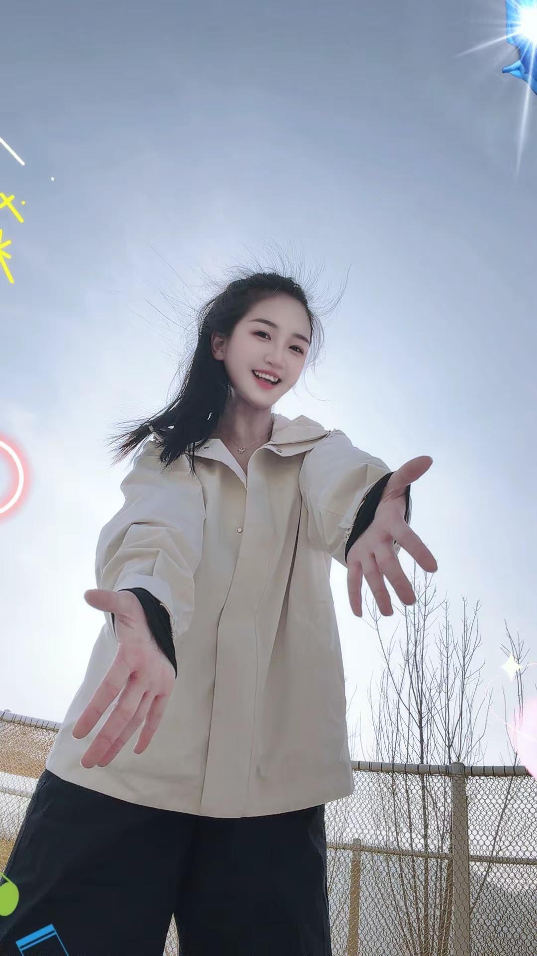 爱在某些时刻会具象化 比如现在 我就很幸福。