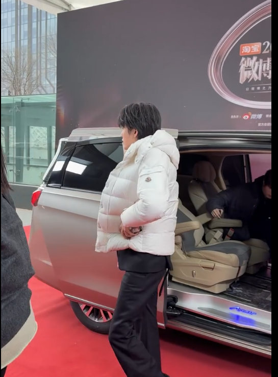 时代少年团穿着羽绒服就来了 时代少年团穿着羽绒服就来了，时代少年团微博之夜红毯 