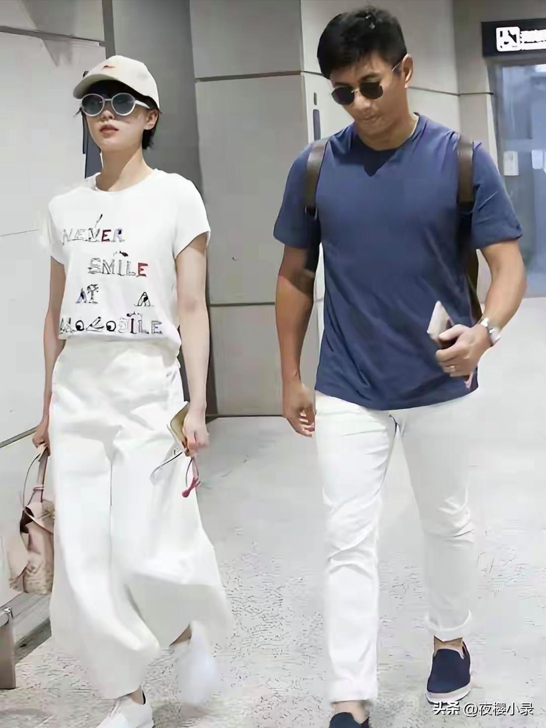 刘诗诗和吴奇隆这波机场同框也太甜了！两人都选了小白裤+墨镜的减龄搭配，刘诗诗一身