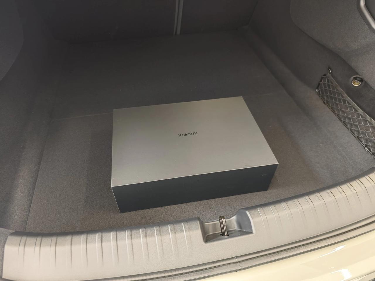 看看小米SU7创始版都送什么，证书，帽子，创始版钥匙，NFC卡套，还有一个U盘。