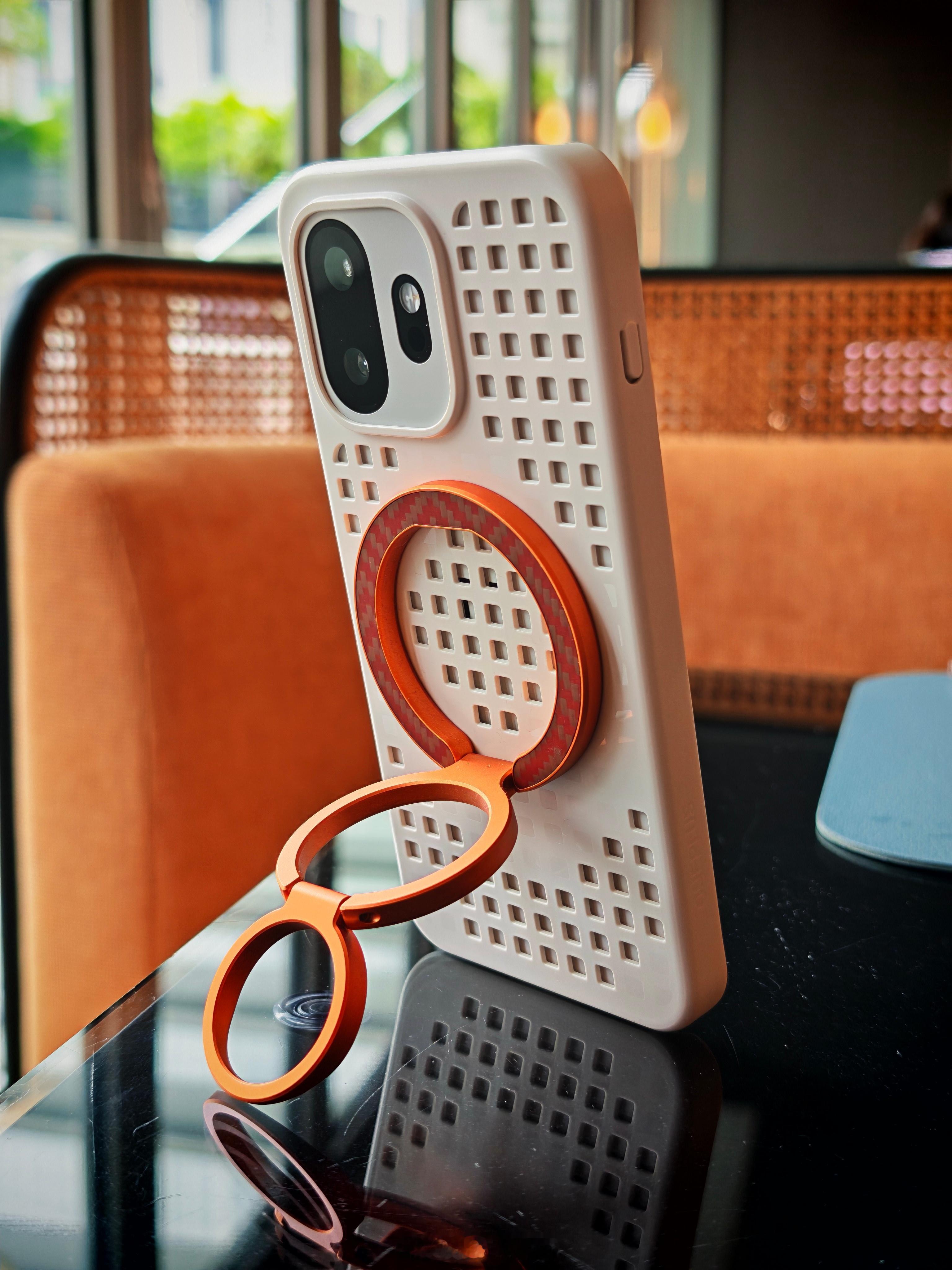 耐尔金这个金属磁吸指环支架真的很实用。不但可以用多种角度「撑起」手机，而且双面磁