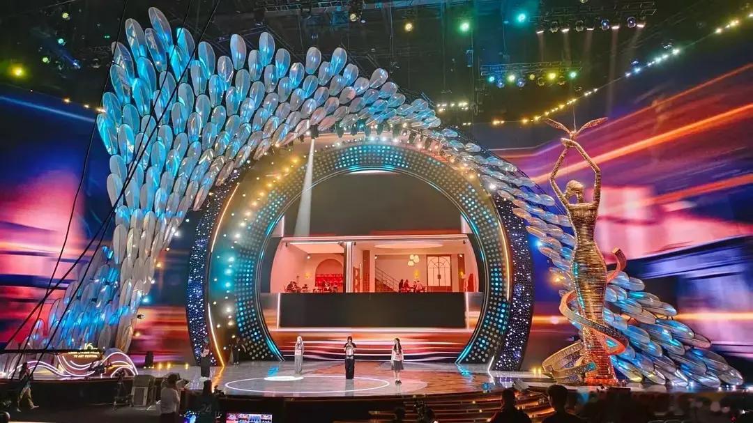 金鹰 出席人员敲定完毕，所有宣传物料都已备好 男女主配来自四部不同的剧 30号 