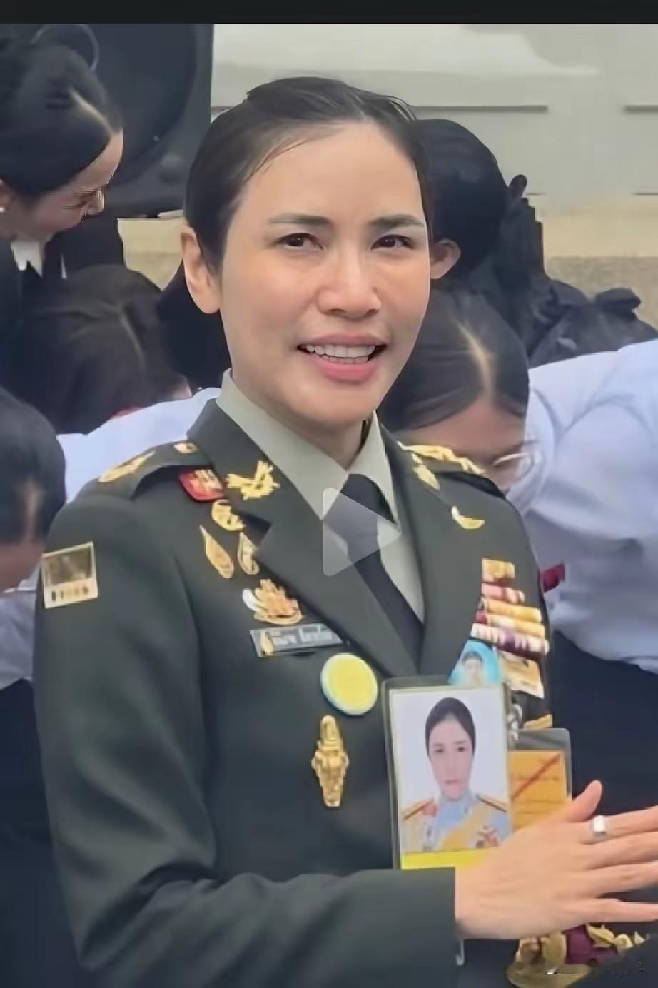 9月24日，诗妮娜贵妃荣归母校，换上了一身笔挺的军装，来到母校泰国皇家陆军护理学
