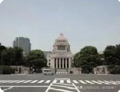 日本政府正式放宽武器出口限制
 
据日本媒体报道，当地时间4月21日，日本政府在