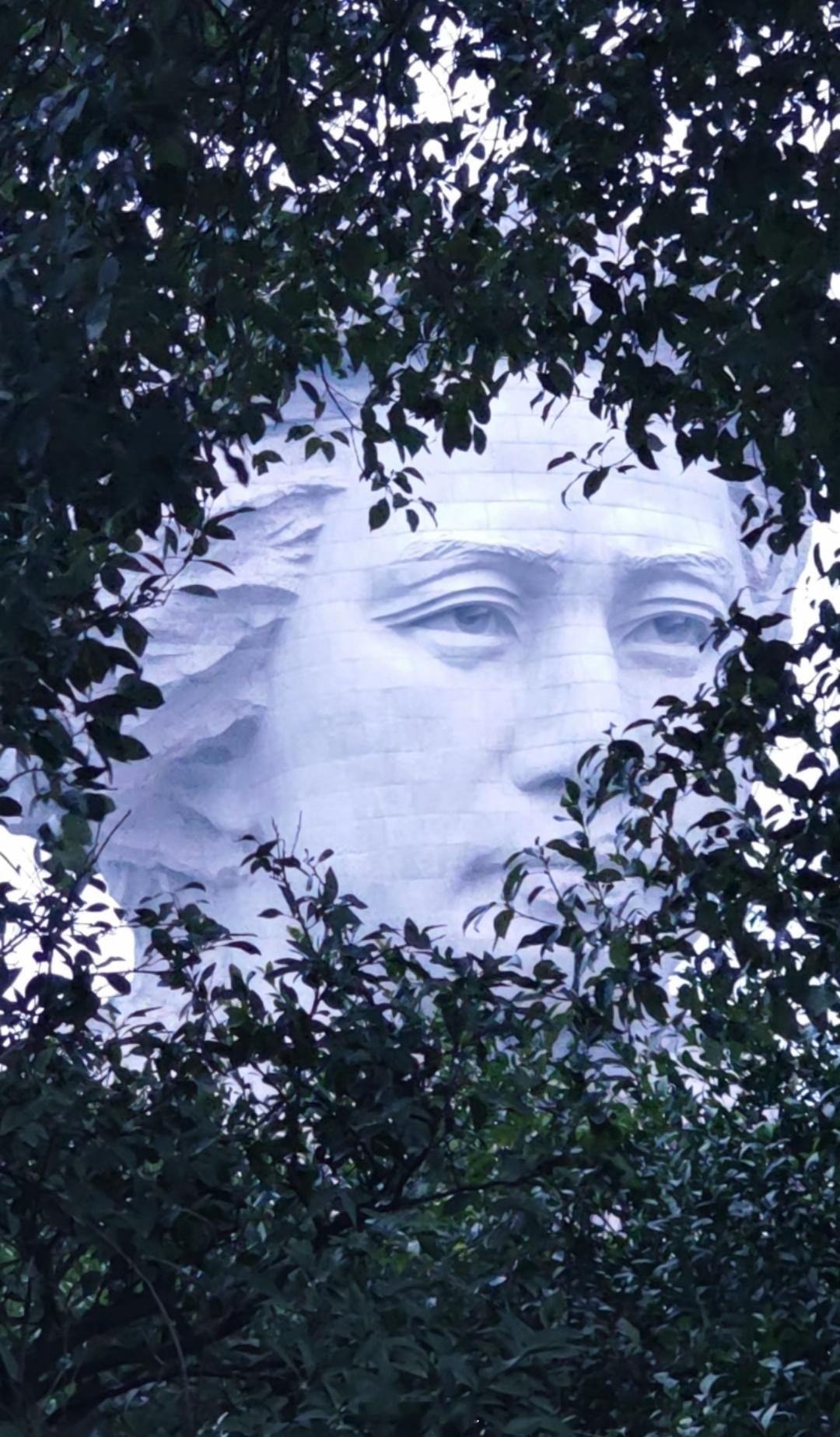 在橘子洲头，总有人从不同角度瞻望教员。无论自哪个角度看去，他都那样挺拔，那样坚定