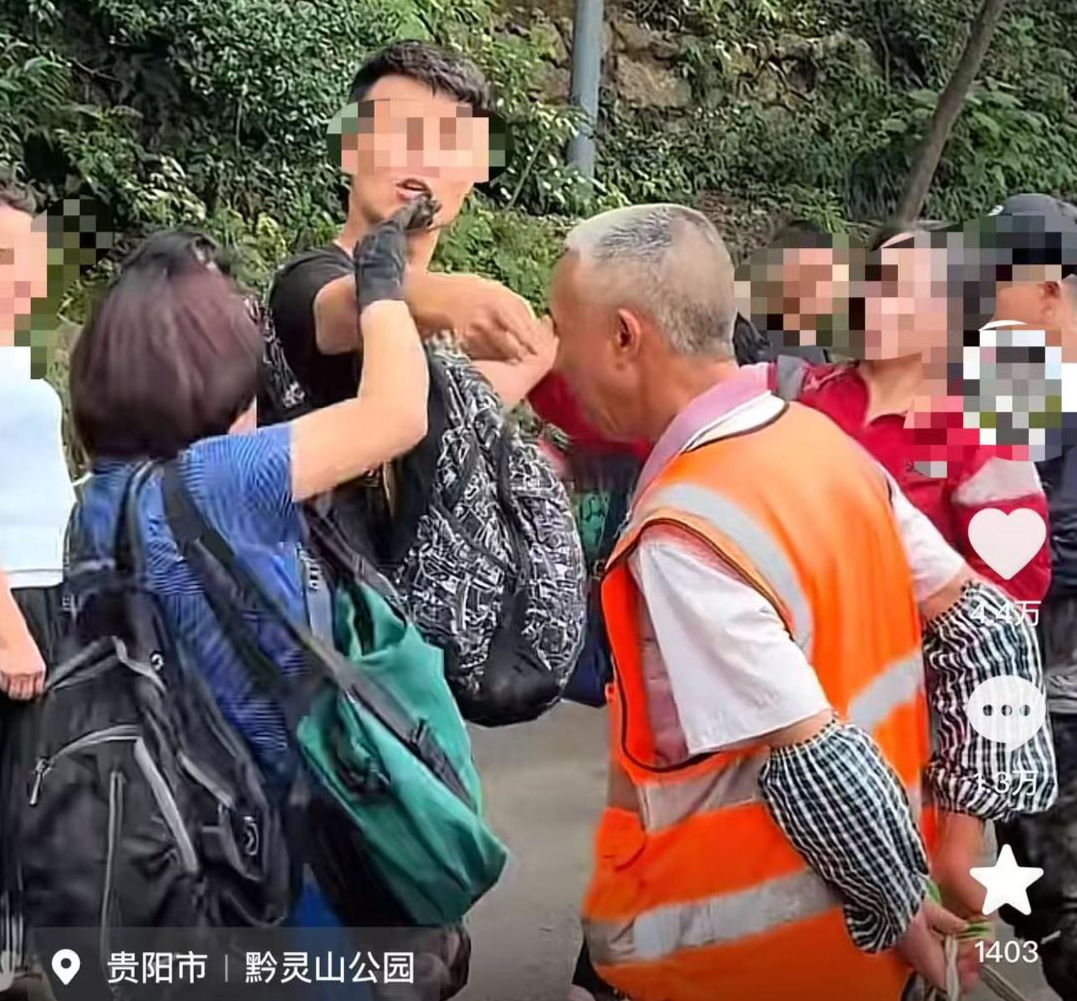 【#黔灵山游客呵斥驱猴工作人员#】#景区回应游客与驱猴工作人员冲突#7月25日晚