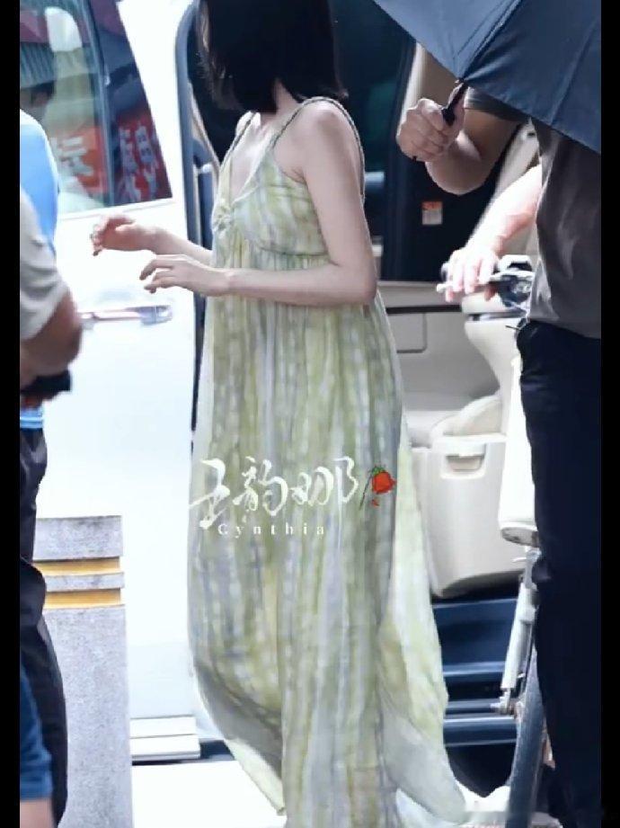 白鹿来了广东也得入乡随俗谁来广东都逃不过凉鞋白鹿也一样夏天就偏爱这种清清爽爽的搭