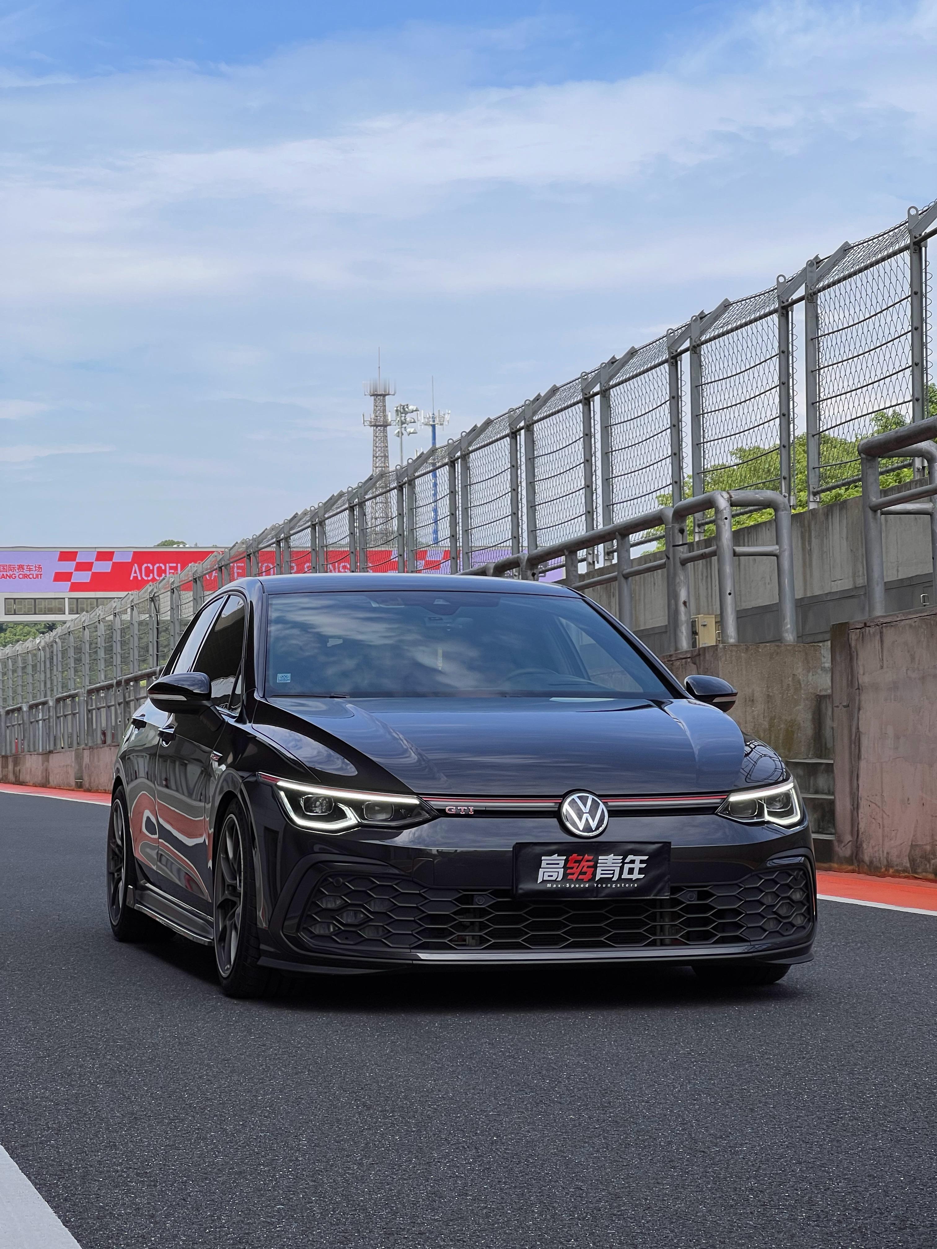 黑色 高8 GTI，红色 高8.5 GTI。后知后觉了，发现ACC传感器的位置也