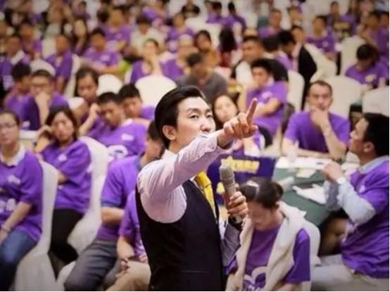 一块钱买课，最后掏空养老钱。一个初中辍学的网红，靠着“AI财商课”把68万装进口